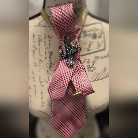 CUSTOM TIE-NECKLACE